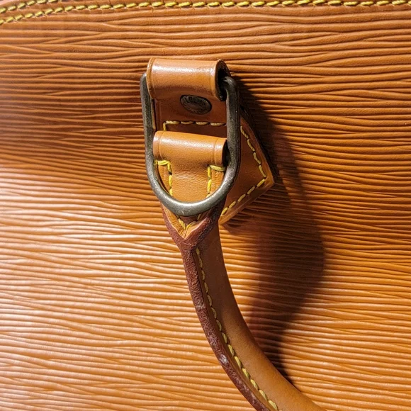 EUC Authentic Louis Vuitton Alma MM Brown Epi w/ extendable Strap - Picture 15 of 16